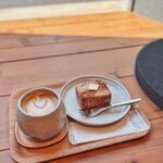 LATTEST SENDAGAYA - 窓から差し込む日差しが心地良い。バナナブレッドとても美味しい。