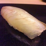 鮨 田可尾 - 締めて３日目の鱚　ほのかに昆布の香り　そして鱚の旨みが押し寄せてきます（承認済み）