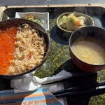 光る海 - 店主特製カニ飯&イクラ丼