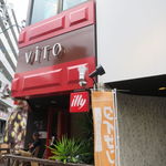 ヴィト カフェ - 赤いファサードが目を惹く店