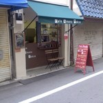 下町カフェ アマノ - 店の前で飲めるように、椅子が２脚置いてあります