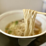 自家製麺 鶏そば 4x4 - 全粒粉入りの低加水麺