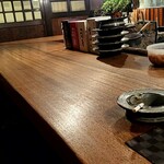 ウタリ - 囲炉裏を囲むカウンターのみのお店。