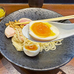 らぁめん 信 - もちろん味玉も「塩味玉」です
