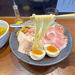 らぁめん 信 - まずはホタテ＆昆布水＋水塩で和えた麺をそのままいただきます
