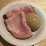 麦処 八と丁 - 別皿提供のチャーシュー二枚増し味玉