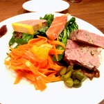 chez le mak - 【初訪問時】前菜の盛り合わせ（1,550円）。とにかくボリュームが目を引きますが、味もしょっぱくなくさっぱりしたガチで旨い一皿。パテ・ド・カンパーニュが特に◎。