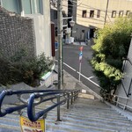 繁邦 - 恵比寿駅西口アトレ西館右脇の坂道を歩きファミマの手前の階段をのぼる