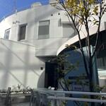 繁邦 - 階段をのぼると右手にある白い建物の1階