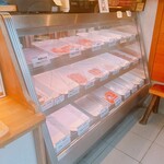 とり香杏 - 冷蔵ケース内の様子（生肉販売）