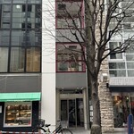 銀座 きた川 - 外　　　観: お店は　真ん中の入口を入って
      　　　　　　2階です。