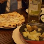 BOSSO 窯焼きピザとワインの店 - BIANCO（チーズベース）ビアンカ&窯焼きポテト ローズマリー風