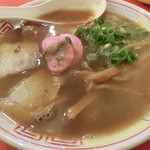 本家 アロチ 丸高 - 中華そば６００円。少し濁った色のスープ。なるとの上の黒い粉は？？？