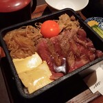 285202733 - 熟成イチボ肉タタキステーキとすき焼き煮のお重(アップ)