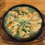 黄金鉄鍋餃子 HUG - 