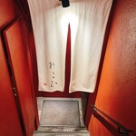 鉄板焼き あさひ - 地下にあるお店　重厚な扉の奥は大人の落ち着いた雰囲気のお店