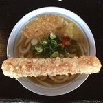 Teuchi Udon Shimizuya - 今朝の麺は凄かった。しっとり感があり、もちもちで少し粘る。美味いです。
                        私が一番好きなうどんです。
                        かけ小＋ちくわ天 ¥320
                        ザルでしっとり系の麺をよくみますが、此処は一味違います。