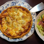 イタリアンハウス - ミックスピザとサラダ