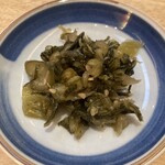 名代とんかつ かつくら - 卓上にあるお漬物