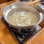 中野うどん学校 琴平校 - 自分で打ったうどんを茹でます茹でたうどん