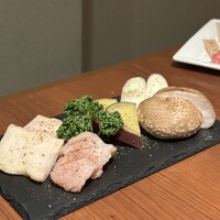 みやび 六本木店 - 野菜盛り合わせ3種 ・ホルモン盛り合わせ2種