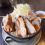 AKIHA麺屋 粋翔 - 秋葉味噌『王道の白』野菜　味玉　角煮TP。