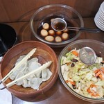 川城 - 食べ放題コーナー。