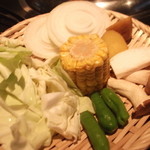 Gyuu Kaku - 焼き野菜と、サラダも付いています。