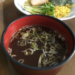 resutoransatsuki - 6/26 にんにく油そば。底の方ににんにく油が入ってますので、よく混ぜて、ついてきたスープはあっさりとしたしょうゆ、飲むもよし、つけ麺みたいに浸すもよしとのこと。さっぱりと違う味でいただけました。