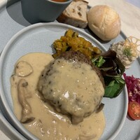 アニヴェルセル カフェ - ハンバーグにきのこソース