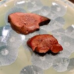 酉囃子 - レバー（手前が比内地鶏、奥が大作地鶏）