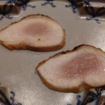 酉囃子 - 胸肉のたたき（手前が大作地鶏、奥が比内地鶏）