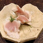 酉囃子 - ささみの湯引き（高原比内地鶏と鹿児島大作地鶏）