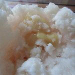 雪みるく - 食べ進めるとコンポートが・・