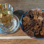 宇ち多゛ - 梅割りと煮込みです