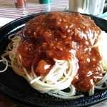 グランデ・レガロ - あつあつ鉄板のミートソースハンバーグスパゲティ。