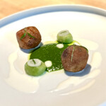 レスピラシオン - ❺春菊里芋
      〜春菊のニョッキや里芋のフライに春菊ソース、ブッラータチーズのソース、ブッラータチーズのホエイのソースを添えてグリーンが映える春らしい一品