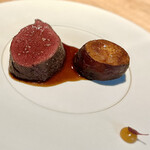 レスピラシオン - ➓蝦夷鹿
      〜蝦夷鹿の背ロースとシルクスイーツ。柔らかさを残し火入れされた蝦夷鹿はかなりレア。ソースはコースで使われた廃材を使ったもの。ちょこっと人参のピュレ