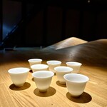 レスピラシオン - 先ず通されたのは古い蔵を利用したウエイティングルーム。照明を落とした暗がりに地元の風景を模った木製テーブルが異様で目を奪われる