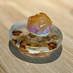 レスピラシオン - ❶甘海老
      〜オープン時からのスペシャリテ。甘海老をフルに使ったタルト。甘海老の味噌、身を塩麹でマリネ、タルトには殻や頭を練り込んで焼き上げた逸品。甘海老の旨味がタルトのサクサク感と絶妙にマッチング