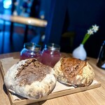 レスピラシオン - ❻自家製カンパーニュ二種類
      〜穀物12種類のカンパーニュ、ぶどう搾りかすの酵母のカンパーニュ。ヤギミルクと自家製どぶろくのサワークリーム添え