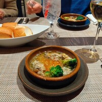 四ツ橋・新町 牡蠣と肉たらしビストロAKIRA - アヒージョとバケットで　オイル、パンに浸し、く〜美味し〰️