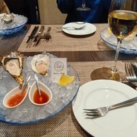 四ツ橋・新町 牡蠣と肉たらしビストロAKIRA - 残念ですが、雪で生牡蠣が2種類　エシャロットソース　ポンズソース
