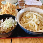 七福神 - 2024年4月に伺った時の一枚。
                                ドストライクなうどんだったのに
                                夏頃行ってみると店は準備中の立札。
                                閉店しちゃったのかな残念｡ﾟ(ﾟ´ω`ﾟ)ﾟ｡