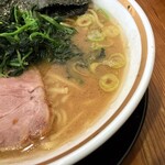 横浜家系ラーメン 三郷家 - 以前より豚骨感も醤油感も力強さが増したスープ。