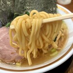横浜家系ラーメン 三郷家 - 大橋製麺多摩の中太麺。