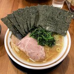 横浜家系ラーメン 三郷家 - ラーメン900円麺硬め油多め。海苔増し100円。