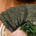 横浜家系ラーメン 三郷家 - 海苔増しは5枚100円。