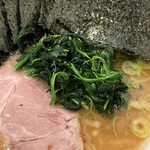 横浜家系ラーメン 三郷家 - ほうれん草。