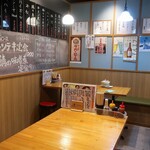 酒と飯 たまる食堂 - 店内の様子。